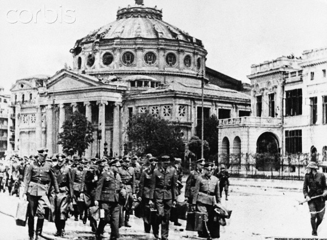Soldati in fata Ateneului - Bucuresti 1944 - via. corbisimages.com